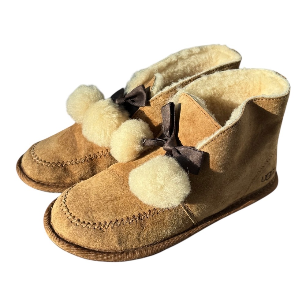 UGG Kallen Moccasin Slippers‎ Women's 6 Suede Pom Pom Shearling Boots Chestnut